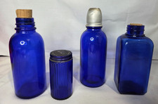 Lotto di 4 bottiglie mediche vintage in vetro blu cobalto