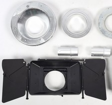 Lote de accesorios de iluminación de estudio. Reflectores, puertas de granero y más.