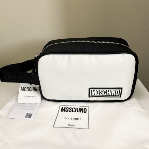 Neu mit Etikett Moschino Logo gepatchte Toilettentasche schwarz weiß Nylon - Bild 1 von 11