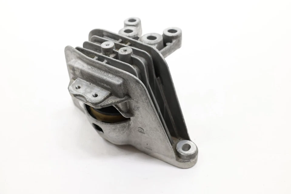 Soporte de montaje del cuadro derecho del motor Chrysler Voyager 2020-2025 OEM 68224746AD Foto 4 de 4