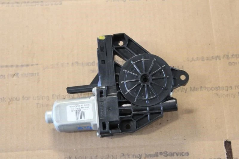 2012 VOLVO S60 RIGHT PASSENGER SIDE REAR DOOR WINDOW MOTOR - Image 2 of 4