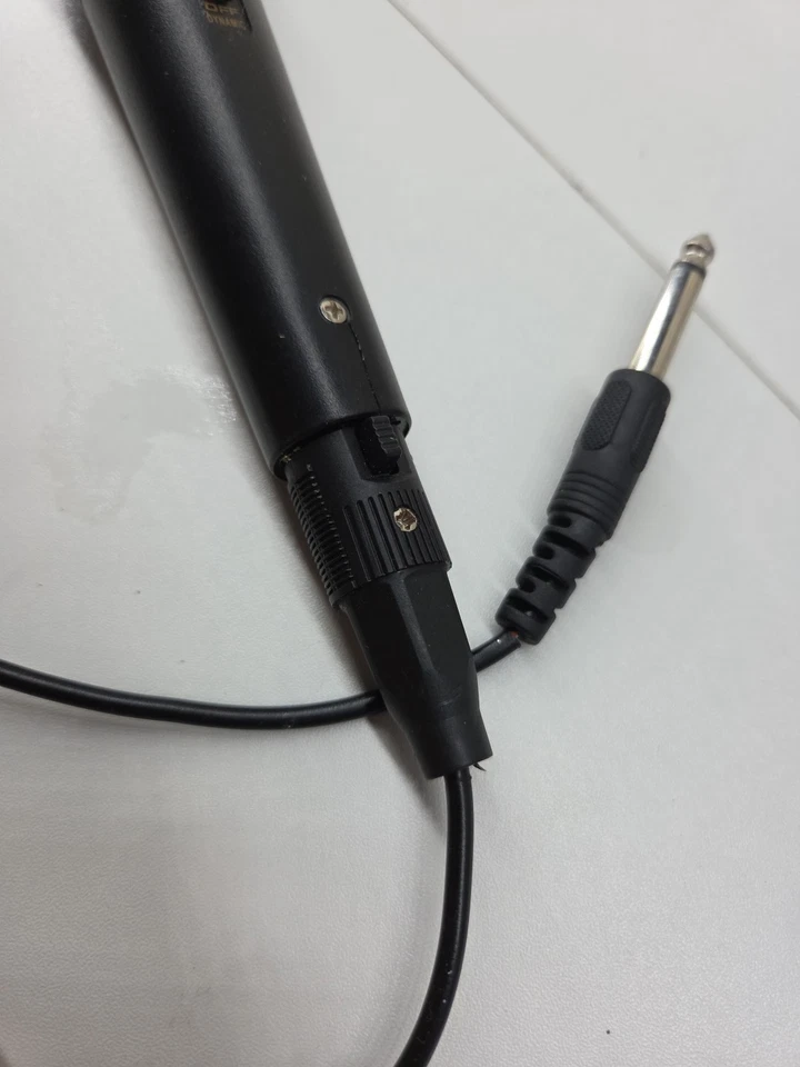 QFX M-210 Wired Unidirectional Dynamic Microphone with 8ft Cable - Image 3 of 4