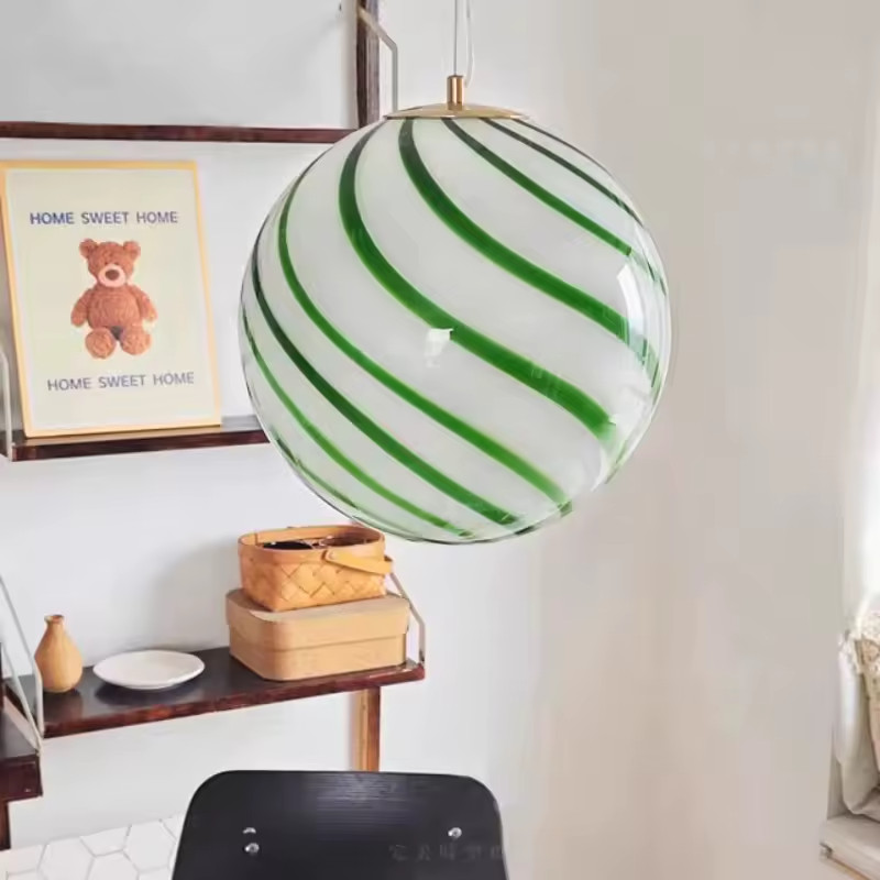 Suspension ballon en verre coloré de 25cm pour illuminer une chambre d'enfant