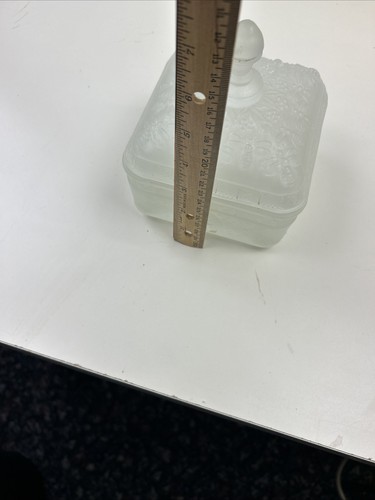 Vintage Tiara Indiana Frosted Glass Honey Bee Hive Footed Candy Dish Box W/ Lid - Picture 8 of 8