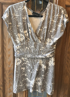 The Limited Womens Gray Empire Blouse Rose Floral Size Medium White Short Sleeve