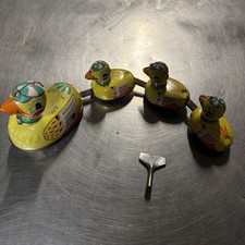 Vintage SCHYLLING Tin Litho DUCK FAMILY Windup Mama Pulls Bobbing Duckling Along