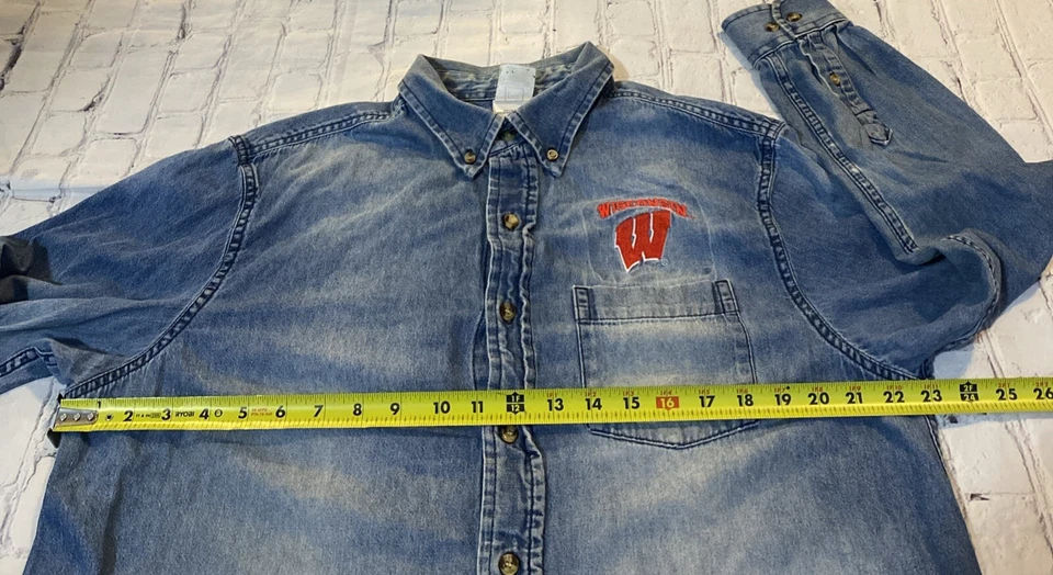 Camisa De Colección Pro Edge Wisconsin Badgers NCAA Azul Denim Abotonada Talla Grande Foto 4 de 4