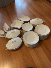 45-teiliges Essgeschirr Set mit Vorlegeteller...