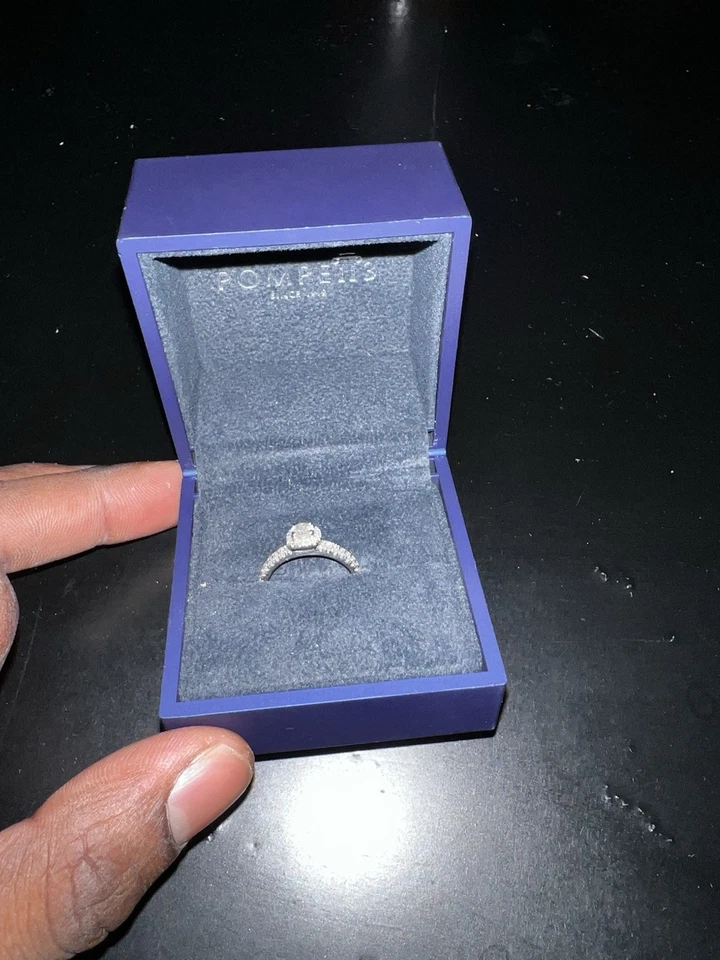 Anillo de compromiso de diamantes de oro blanco de 10K Foto 2 de 4