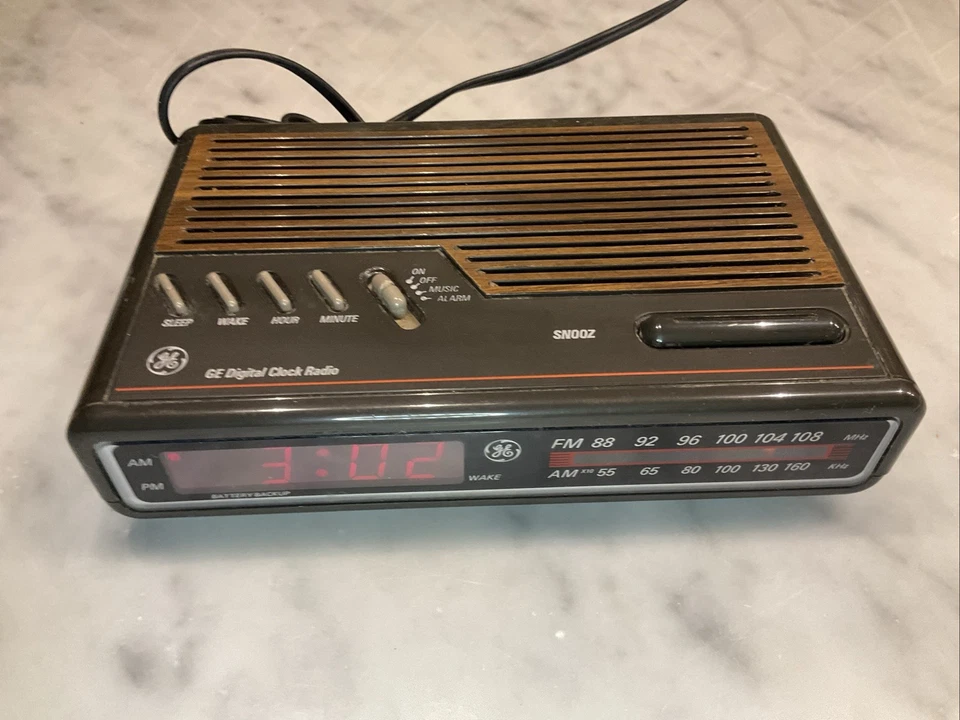 Reloj despertador digital vintage GE 7-4612A radio madera grano reloj de cabecera electrónico Foto 2 de 4