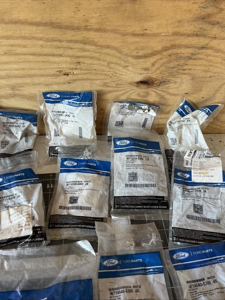 Gran lote de piezas de Ford y Motorcraft. Foto 3 de 4