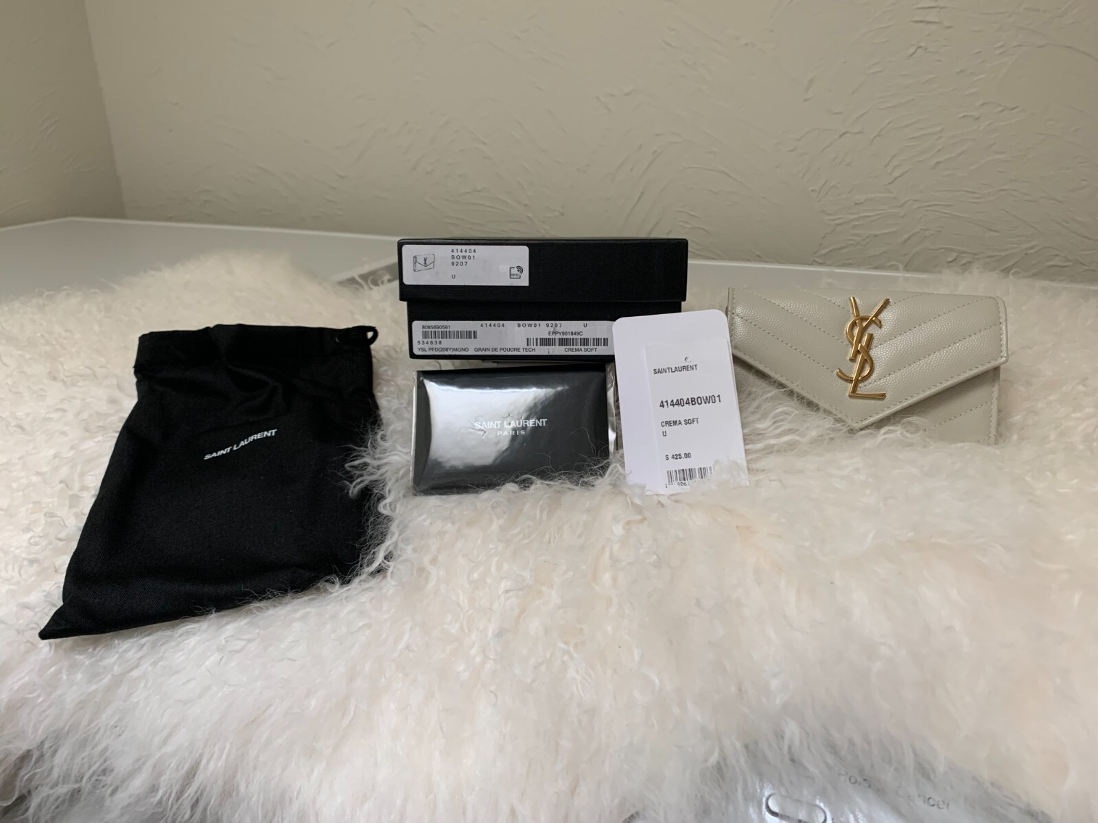 Saint Laurent Borsa a secchiello piccola in pelle Talitha e portafoglio crema morbida (bianco sporco)