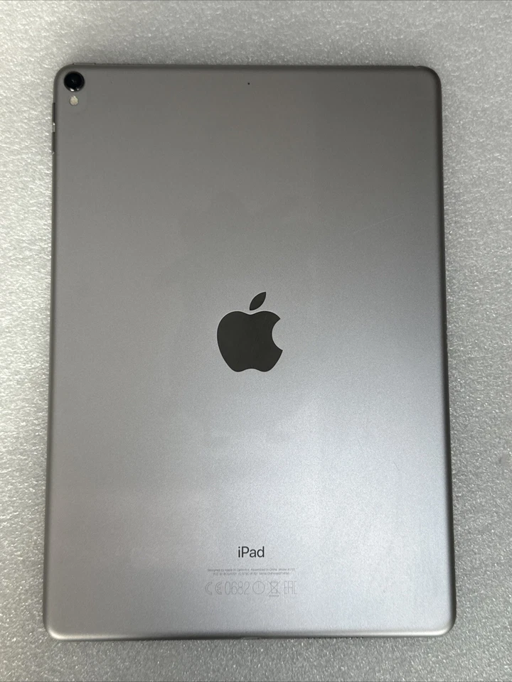 Apple iPad Pro 1st Gen. 256GB, Wi-Fi Only, 10.5 in - Space Grey - ref 442 - Image 2 of 4