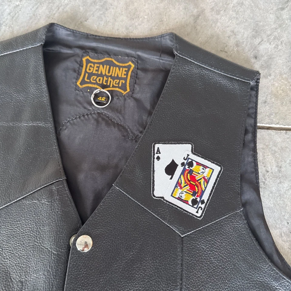 Chaleco motero vintage de cuero negro con bordado loco en la parte posterior y delantera Foto 2 de 4