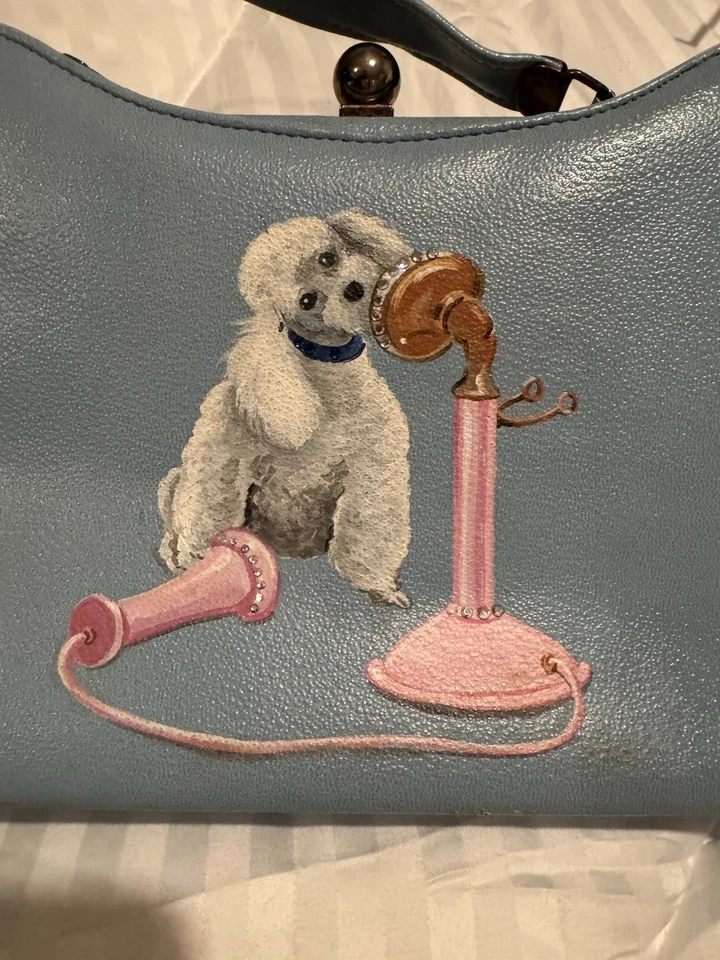 Bolso de mano vintage azul con caniche pintado a mano y estrás con teléfono antiguo Foto 2 de 4
