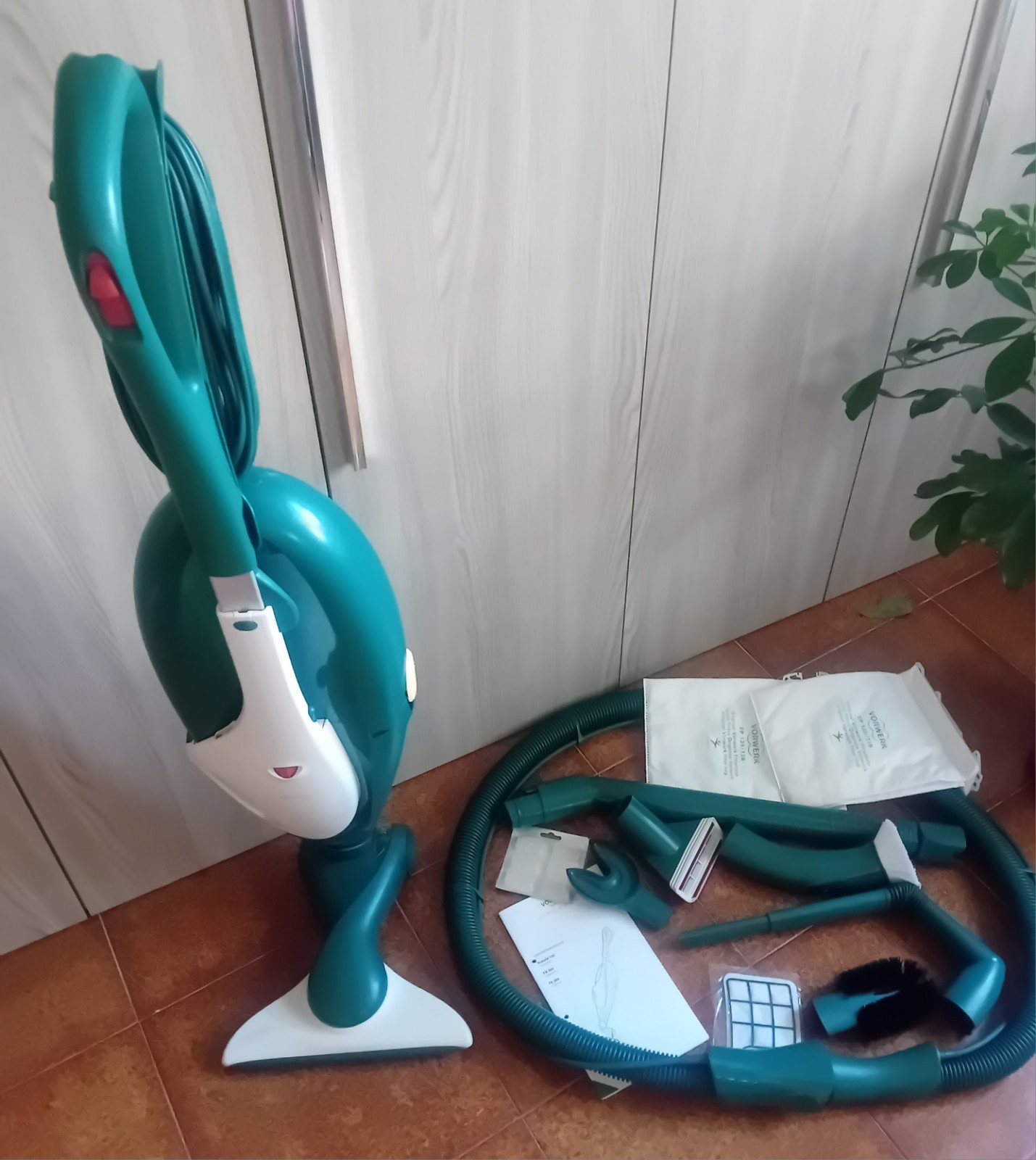 Vorwerk Folletto VK136 (non 135) COMPLETO DI ACCESSORI