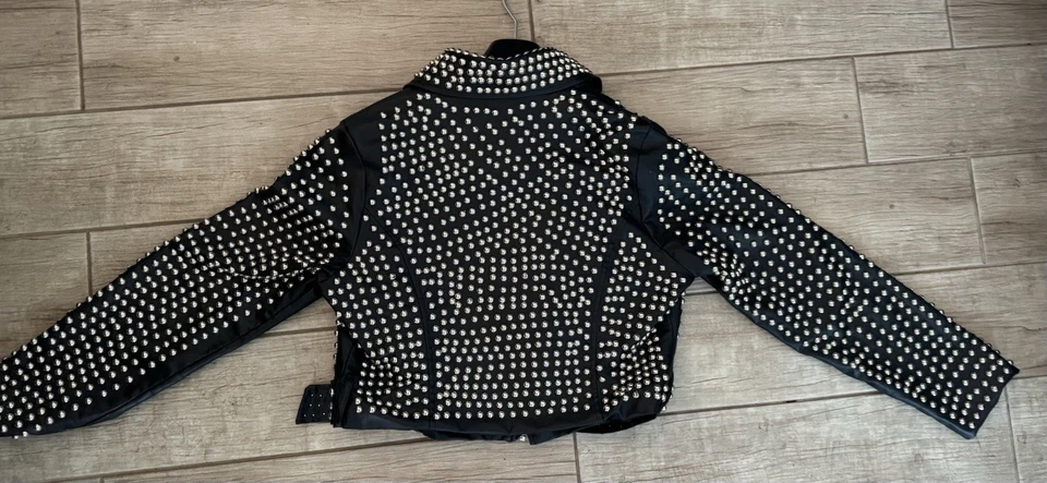 Chaqueta corta de cuero negra para motocicleta con tachuelas plateadas Foto 2 de 4