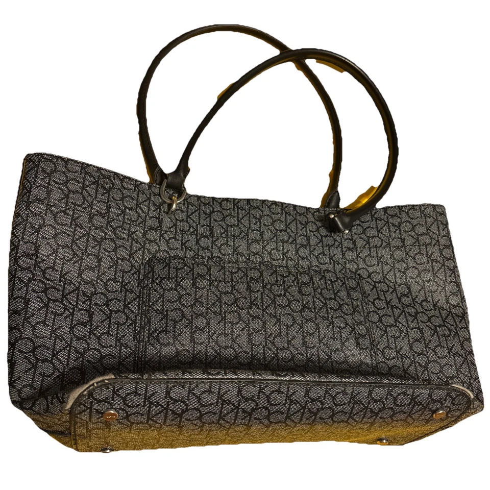 Bolsa Tote Calvin Klein Signature Monograma – Preta/Cinza – Comprador Grande - Imagem 2 de 4