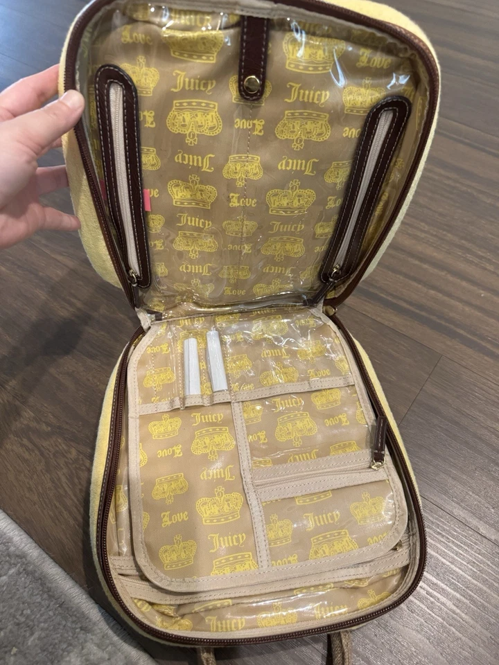 Estuche de Maquillaje de Viaje Juicy Couture Y2k Años 2000 Cuadrado de Terciopelo Multi Bolsillo Foto 4 de 4