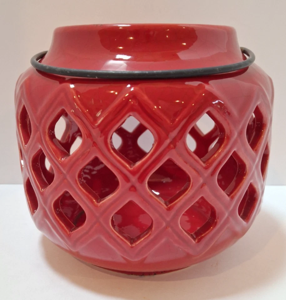 Linterna de cerámica roja oxidada envejecida con patrón de celosía con mango de metal Foto 3 de 4