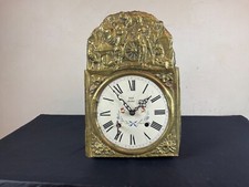 ANCIEN MOUVEMENT D'HORLOGE COMTOISE PENDULE CLOCK UHR décor repoussé signée.