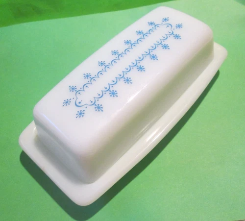 VINTAGE PYREX 1960’s BUTTER DISH LID BLUE & WHITE SNOWFLAKE GARLAND TRADE MARK