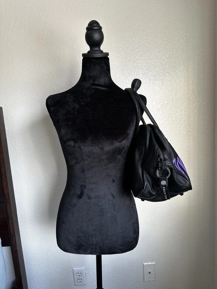 Bolso de Lona Marc By Jacobs Paint Mini Boston Negro Con Monograma Púrpura Foto 2 de 2