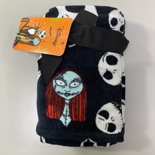 Disney Halloween NIGHTMARE BEFORE CHRISTMAS 2 x Hand Towels Jack & Sally New - Picture 1 of 4