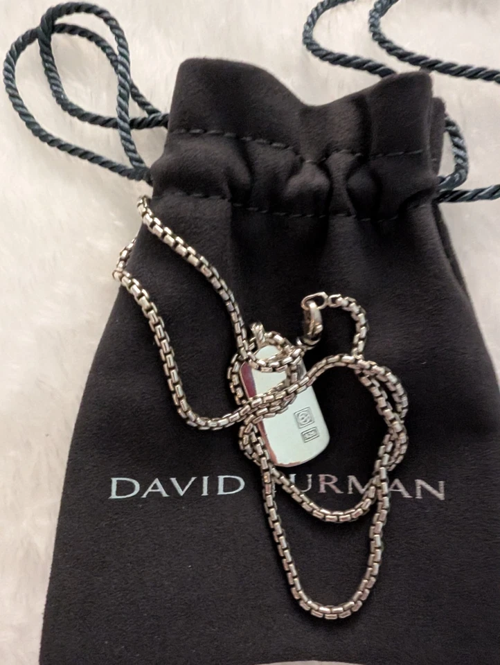 Colgante con etiqueta de perro David Yurman de plata de ley con bolsa Foto 2 de 4