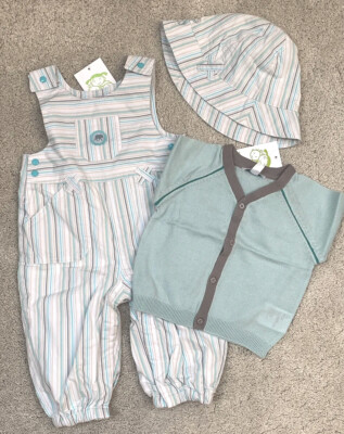 NEU Vertbaudet schöne Baby Junge Latzhose, Strickjacke, Mütze Sommer Set 6-9 Monate