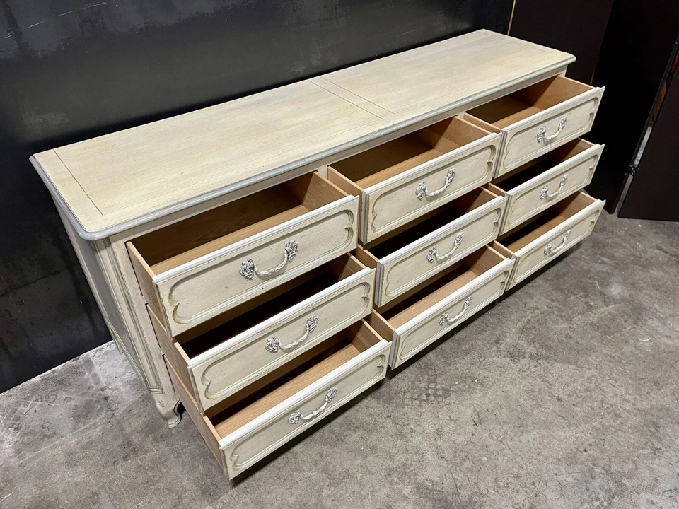 Cómoda estilo provincial Baker Milling Road 76" con 9 cajones acabado pintado original Foto 3 de 4