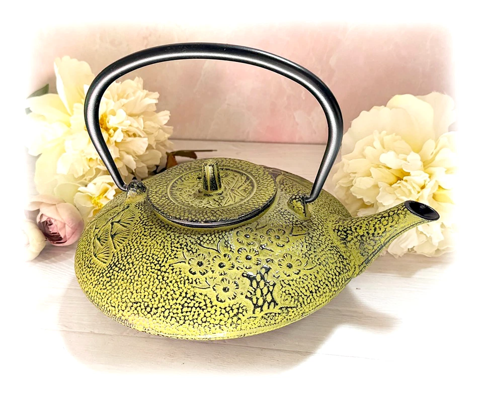 Tetera japonesa Tetsubin con colador hierro fundido pino bambú y flor Foto 2 de 4
