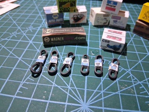 Lote #94 - 10 cajas de productos de automóviles y 6 cinturones de automóviles caja en 1:24-25 para dioramas - Imagen 8 de 10
