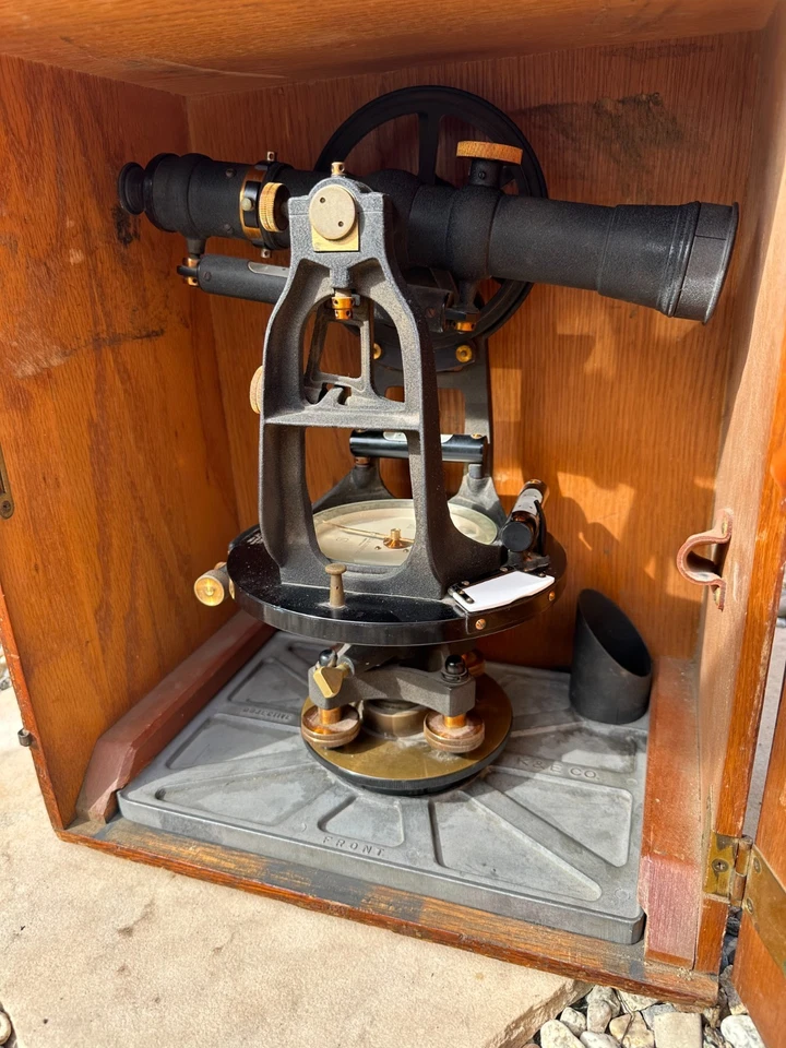 Vintage Keuffel & Esser Surveyor Transit com caixa original e tripé - Imagem 2 de 4