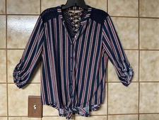 No Boundaries Junior Women’s Boho Retro Artsy Crochet Tie Front Blouse, Sz M