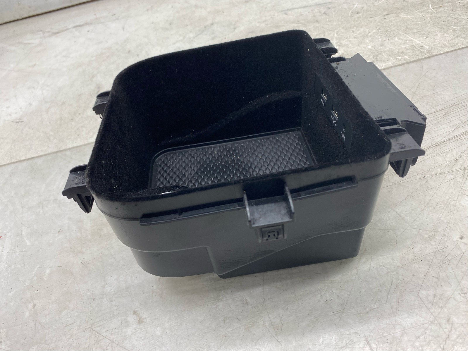 2015-2020 BENTLEY BENTAYGA OEM CENTER ARMEST STORAGE BIN W/ USB AUX 36A864981A