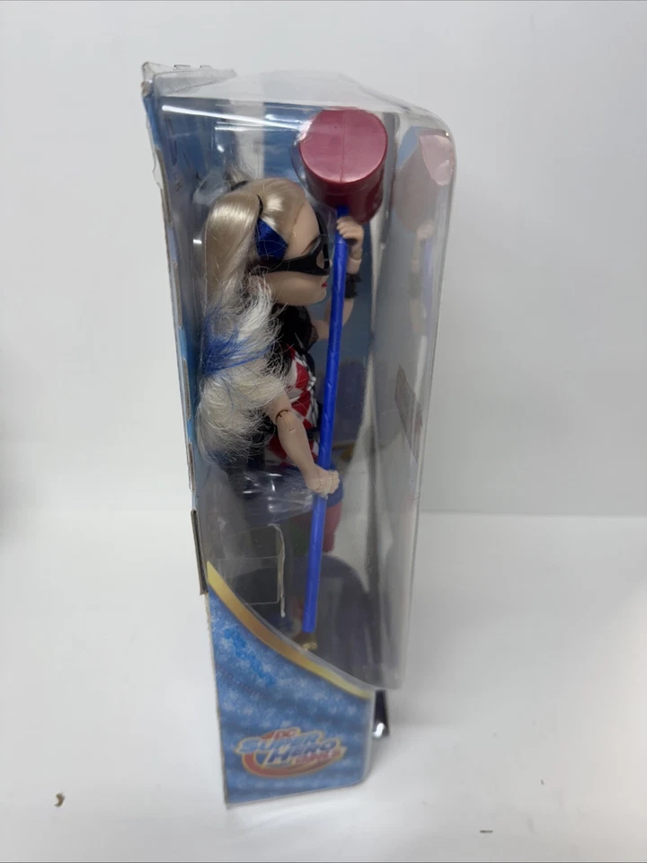Lote DC Super Hero Girls: Harley Quinn con capa dorada, hiedra venenosa y escarcha Foto 4 de 4