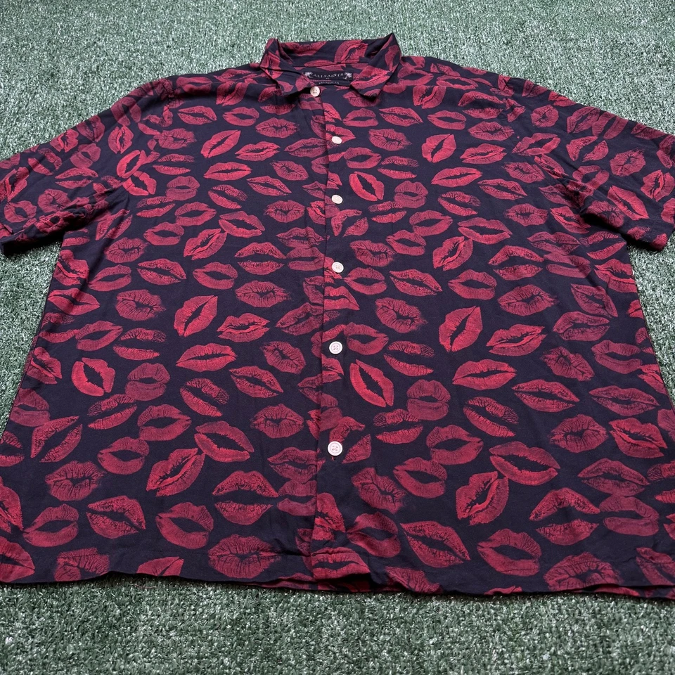 Camisa con botones All Saints para hombre talla XL roja negra marca de beso AOP manga corta Foto 2 de 4