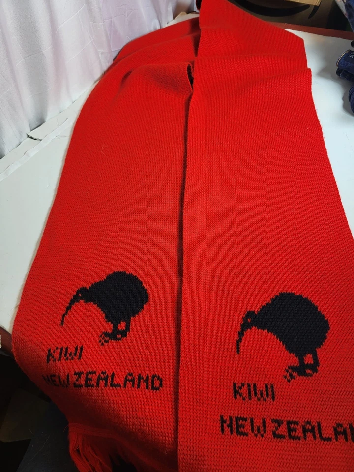 Bufanda roja Kiwi Bird Nueva Zelanda. Extremos de borla estilo tejido rojo  Foto 2 de 4