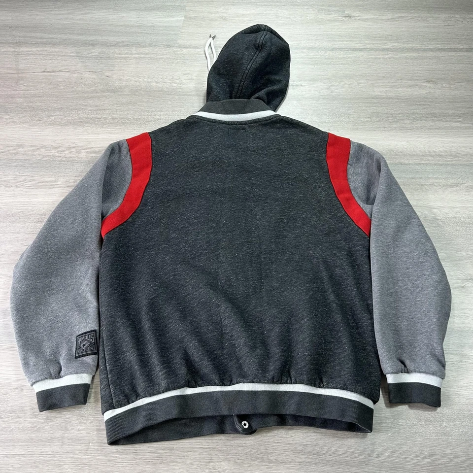 Chaqueta Famous Stars & Straps Para Hombre Gris Medio Rojo Con Capucha Forrada Sherpa Universitaria Foto 2 de 4