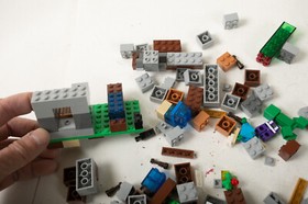 Lego Minecraft (A2R) 21123 The Iron Golem (JSF6) Over 200Pcs Parts Incomplete