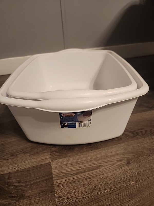 3 Sterlite 12 qt & an 18 qt White Multi Purpose  Plastic Dishpan