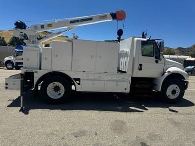 INTERNATIONAL 4300 MECHANIC TRUCK, AUTO AC, 6000 LBS AUTO CRANE, LICOLN VANTAGE