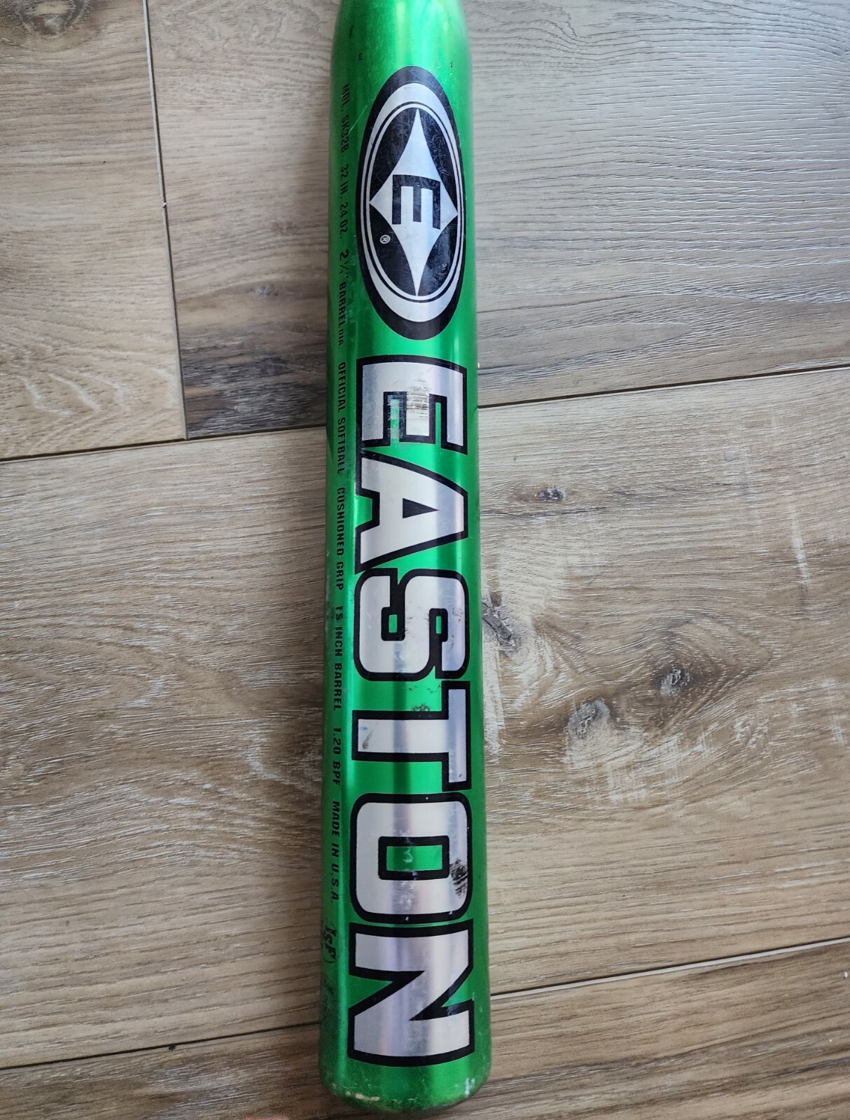 Easton Cyclone SK32B Alloy 32" 24oz. 2 1/4" Dia Green Fastpitch
