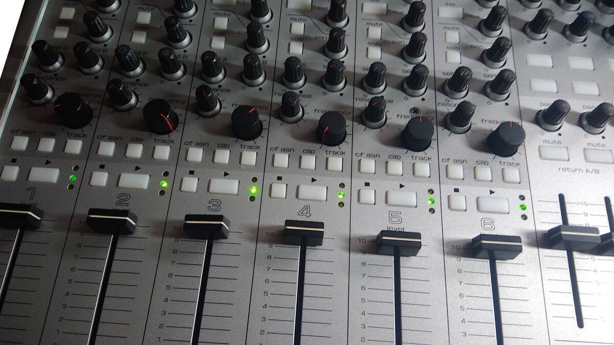 Vestax VCM-600 Silver USB MIDI Controller Mixer DJ Live Vestax VCM-600 Silver USB MIDI Controller Mixer DJ Live