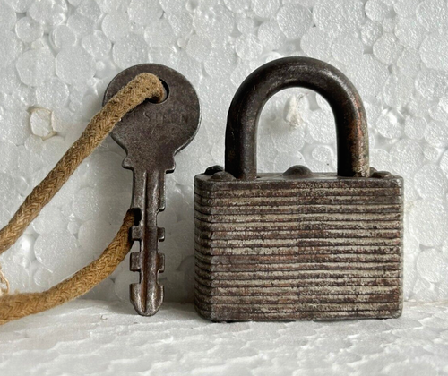 Ancien Cadenas Vintage En Laiton En Forme De Poisson Avec Longue Clé - Rare Et Délicat