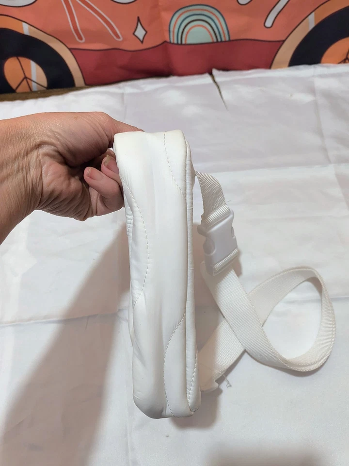 Riñonera de nailon acolchada blanca marca Dove Foto 4 de 4