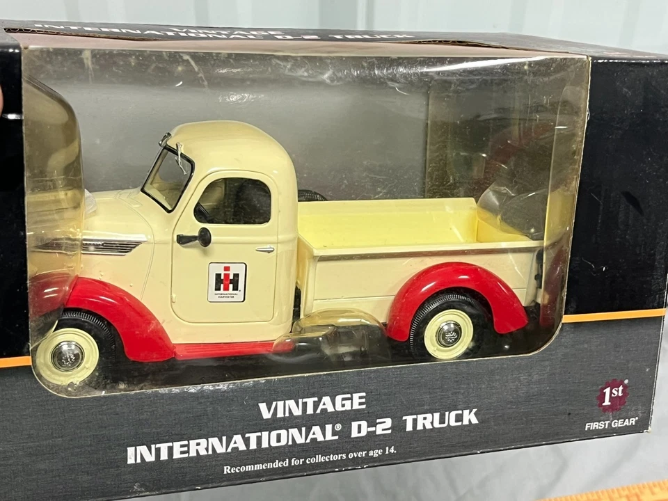 First Gear 1:25 Scale Vintage International Harvester D-2 Truck 40-0294 NIB LOGO - Image 4 of 4