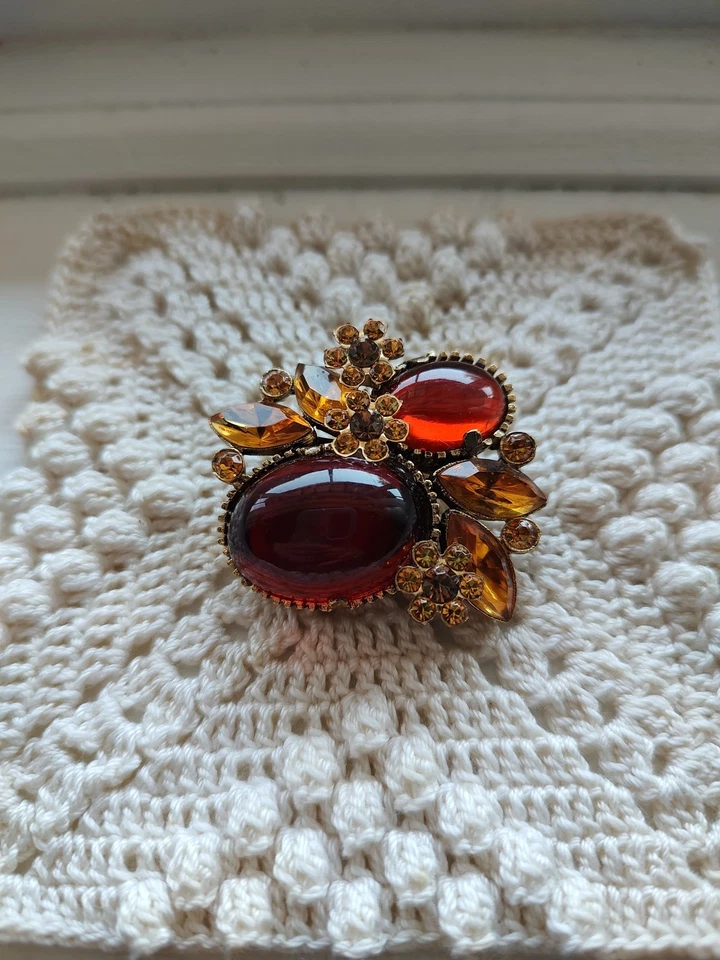 Broche Estilo Vintage - Estrás Ámbar y Cabujones Rojos, Diseño Floral Foto 4 de 4