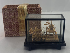 Korkschnitzerei in Vitrine feine asiatische Miniatur  Szene mit Kranich "8181"